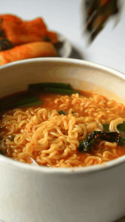 총각무는 라면과 함께 있는 컷.gif