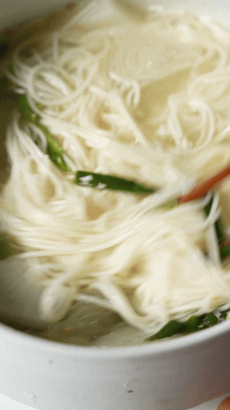 동치미 열무국수의 면발을 젓가락으로 들어올려주는 연출.gif